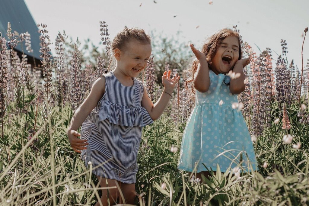 Girls Nature Happiness Kids Happy  - Adelkazaika / Pixabay
